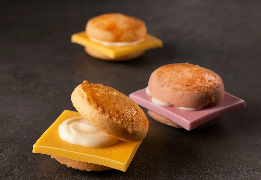 チーズとストロベリーの2種類のスイーツバーガー