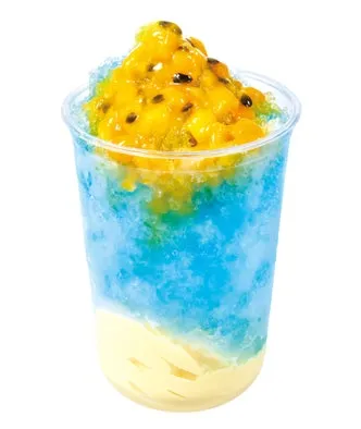 鮮やかなブルーのシロップにマンゴーがのったかき氷