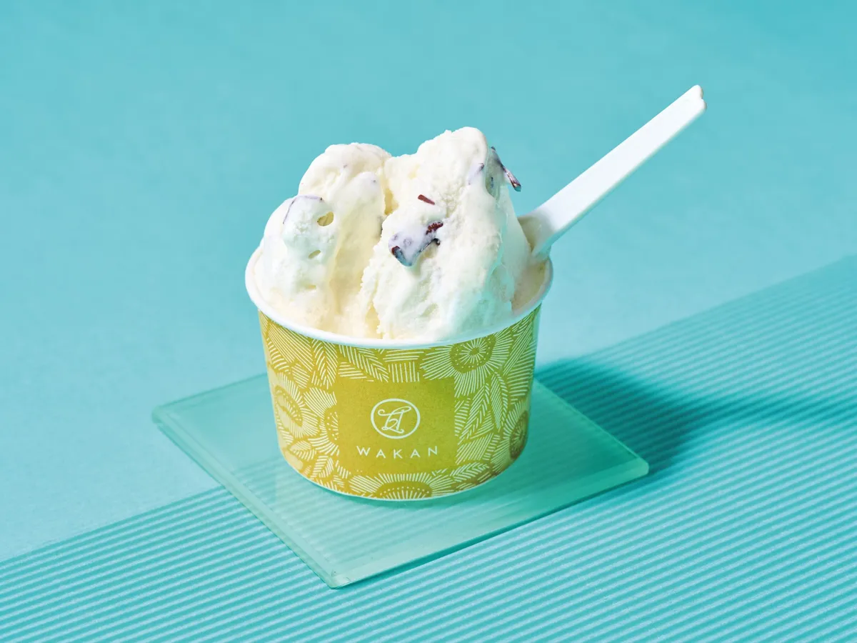 WAKANのカップに入った、チョコチップたっぷりの白いミントジェラート