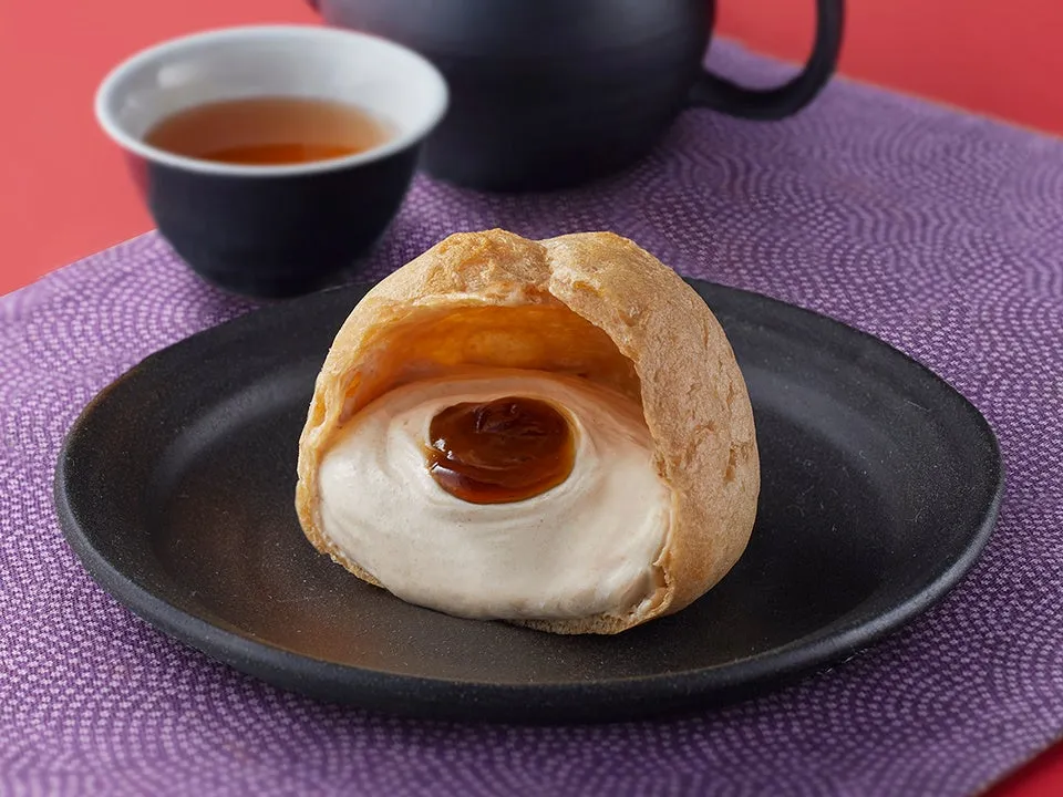 濃厚な黒蜜ペーストが中心に入ったきなこクリームのシュークリーム