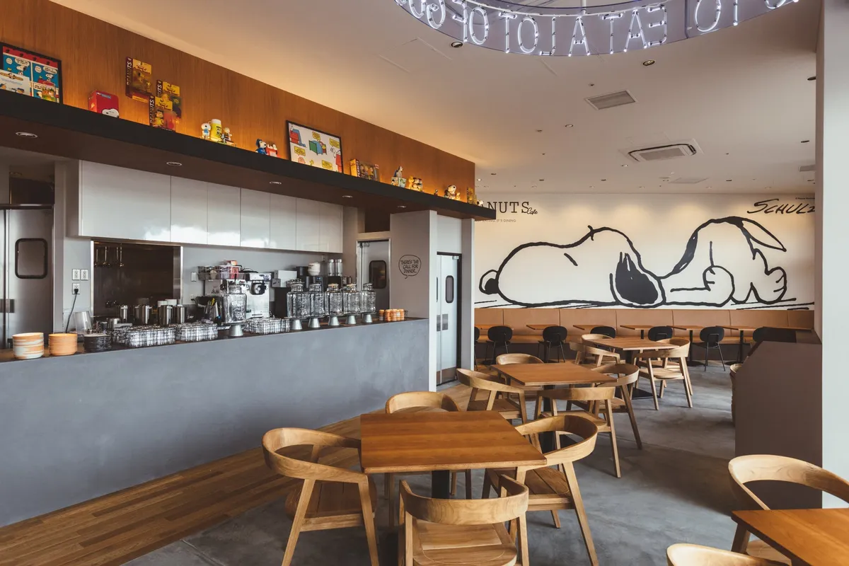 PEANUTSの世界観が広がるお洒落なカフェ店内