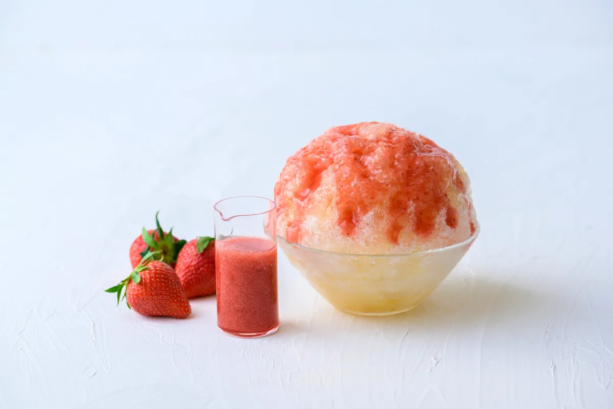 苺の果肉感を贅沢に味わえる特製いちごシロップのかき氷