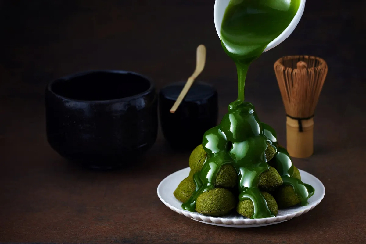 濃厚な抹茶たれをたっぷりとかけるシーン