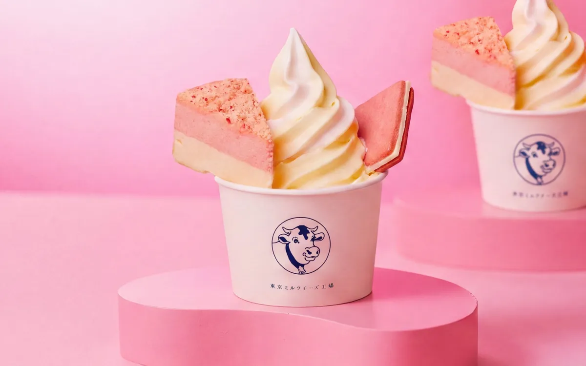 苺のケーキとクッキーが贅沢にトッピングされたCow Cow サンデースペシャル ミックス ストロベリー