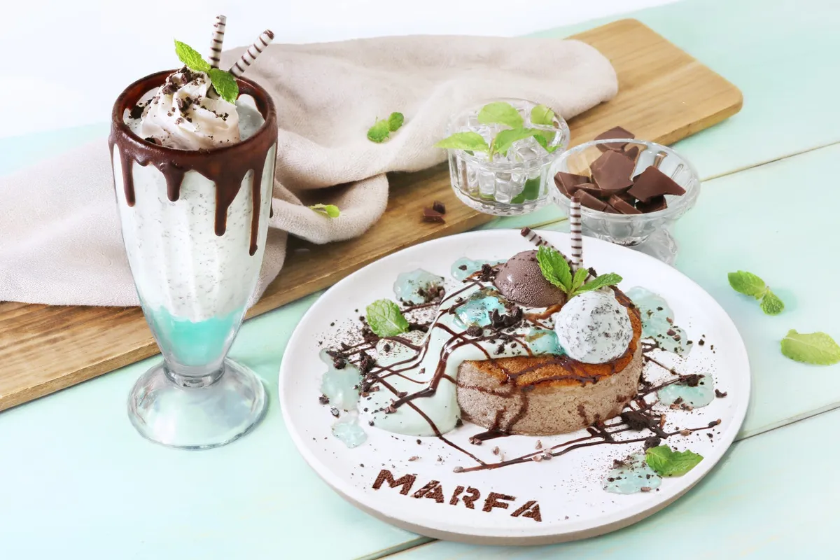 夏のチョコミントシリーズのパンケーキとシェイク
