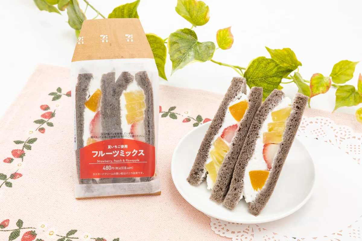 ココア食パンのフルーツミックスサンド