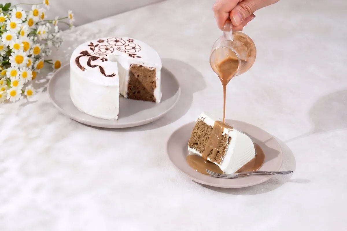 シフォンケーキに濃厚な紅茶ソースをたっぷりとかけている様子