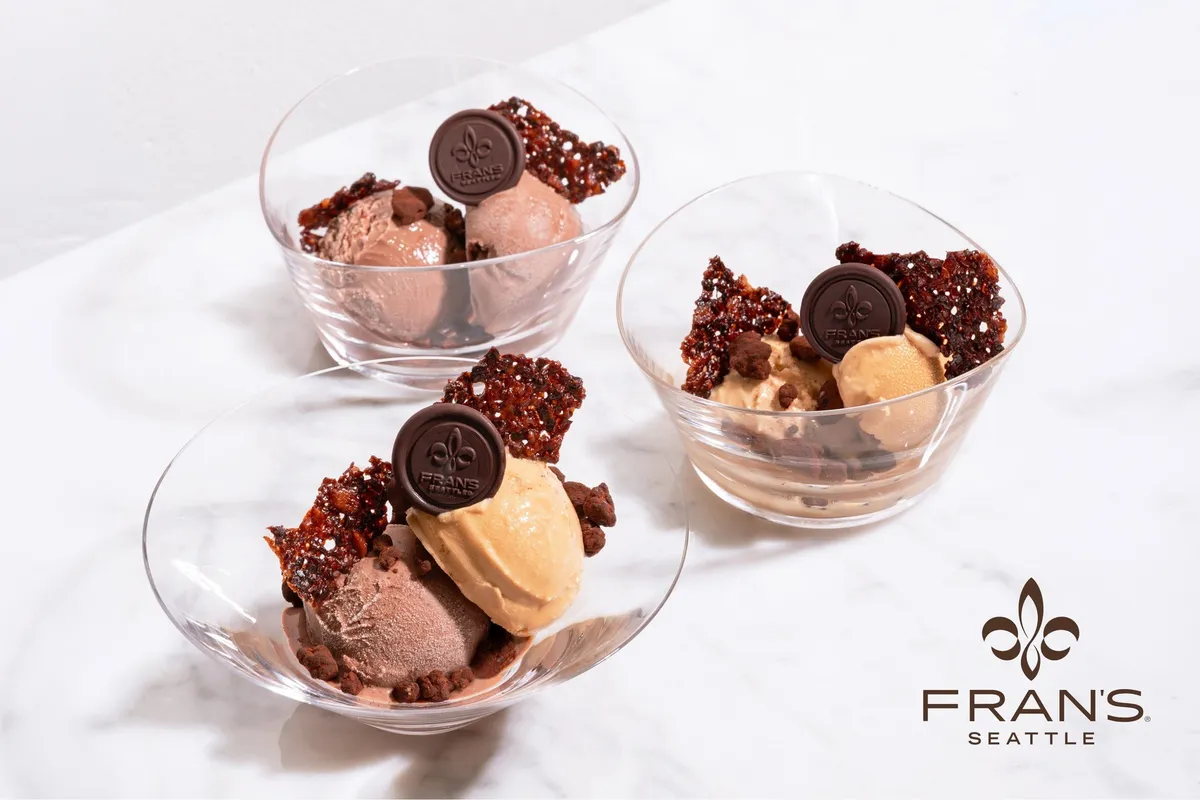 3つのグラスに盛られたフランズチョコレートのアイスクリーム