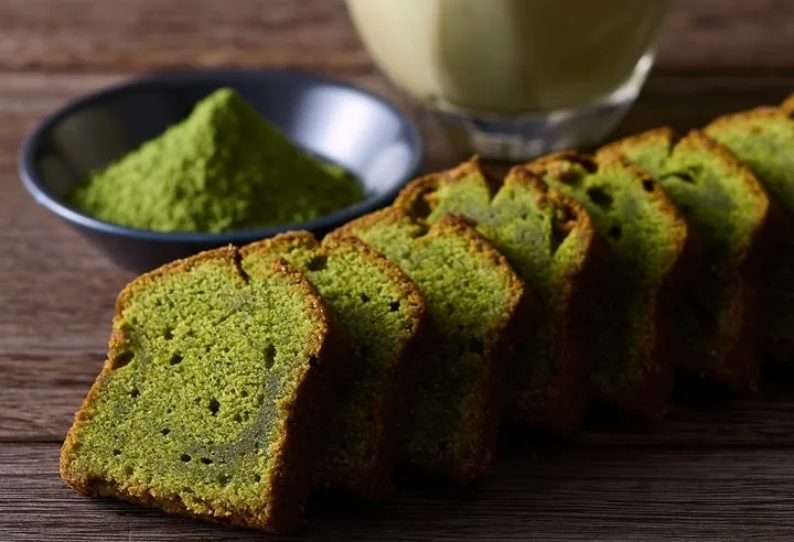 宇治抹茶の鮮やかな緑が美しいパウンドケーキの断面