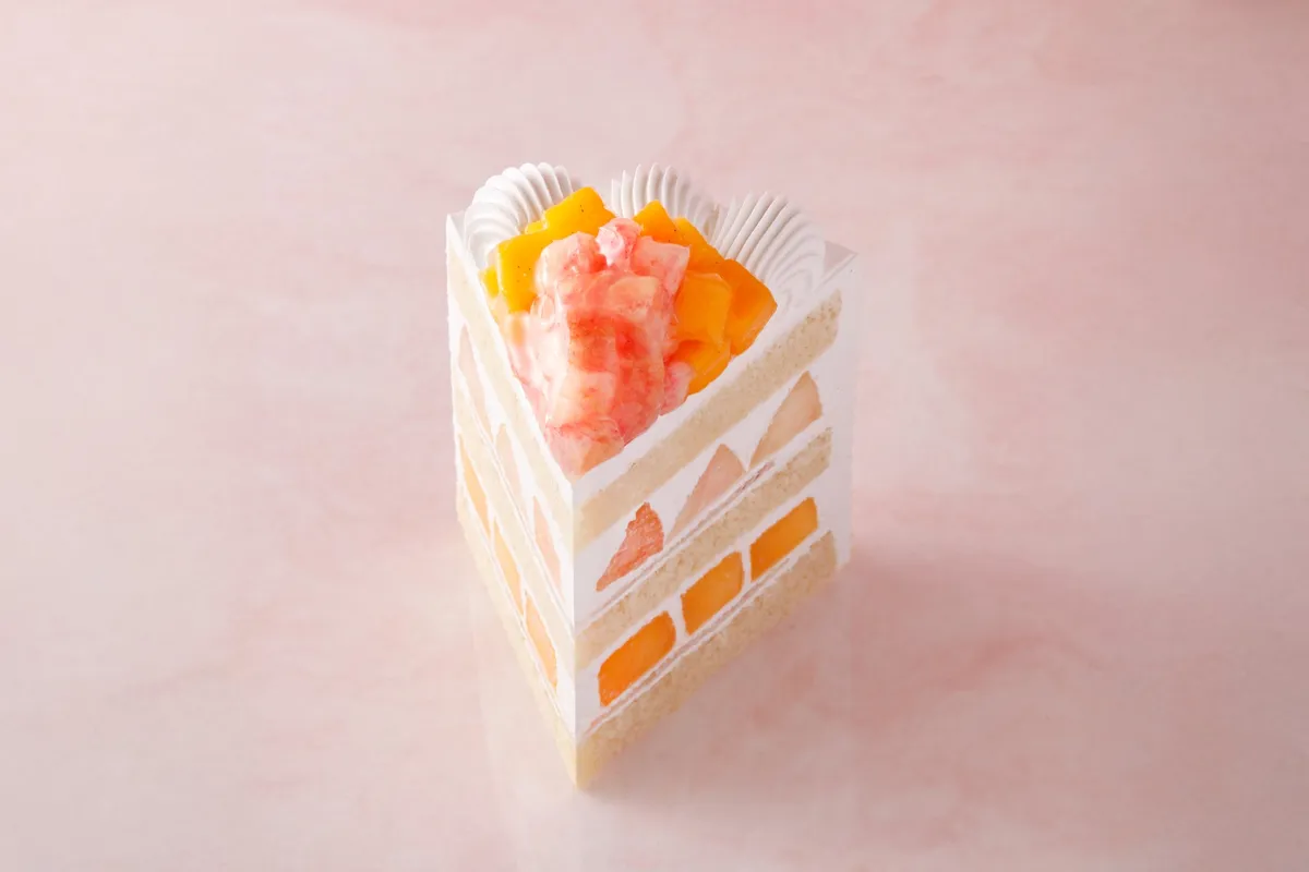 国産マンゴーと桃が贅沢に盛られたショートケーキ