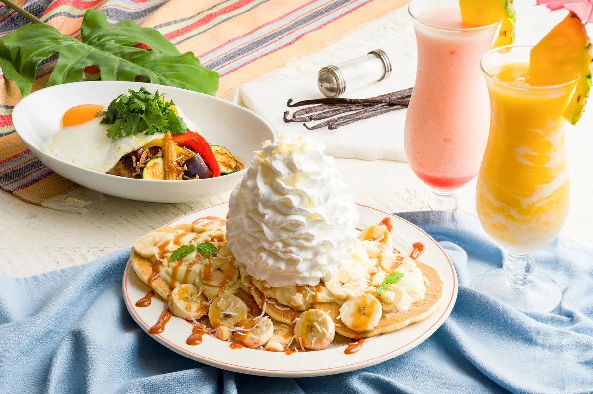 Eggs ’n Thingsの夏限定メニューが勢揃いしたテーブル風景