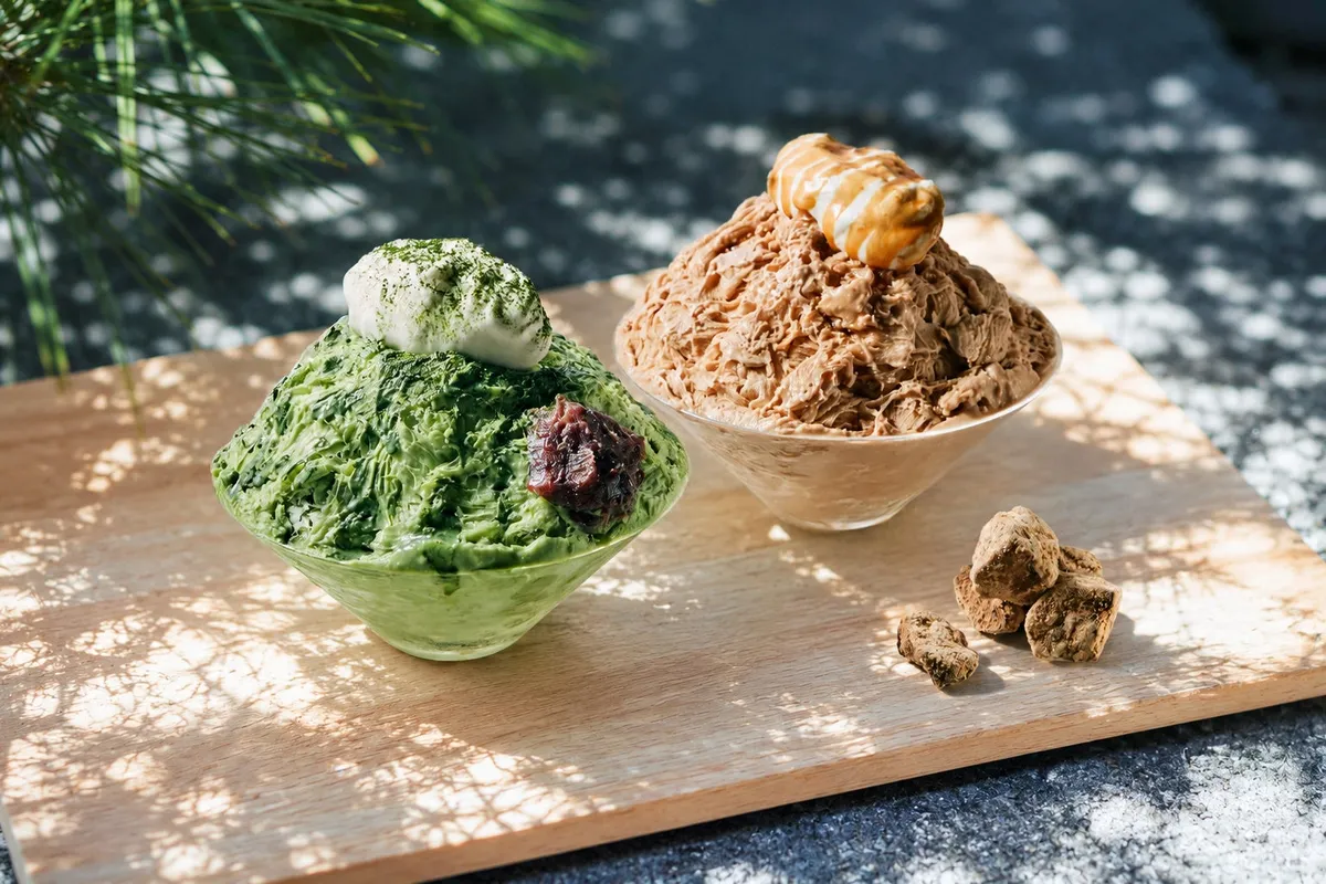 抹茶と黒糖の2種が楽しめるハナレ氷