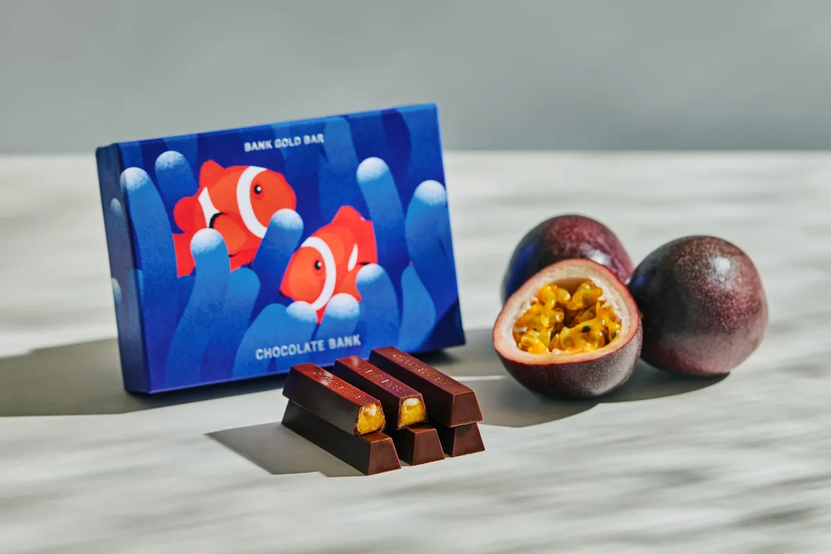 可愛いクマノミが描かれたパッケージとパッションフルーツ味のチョコレートバー