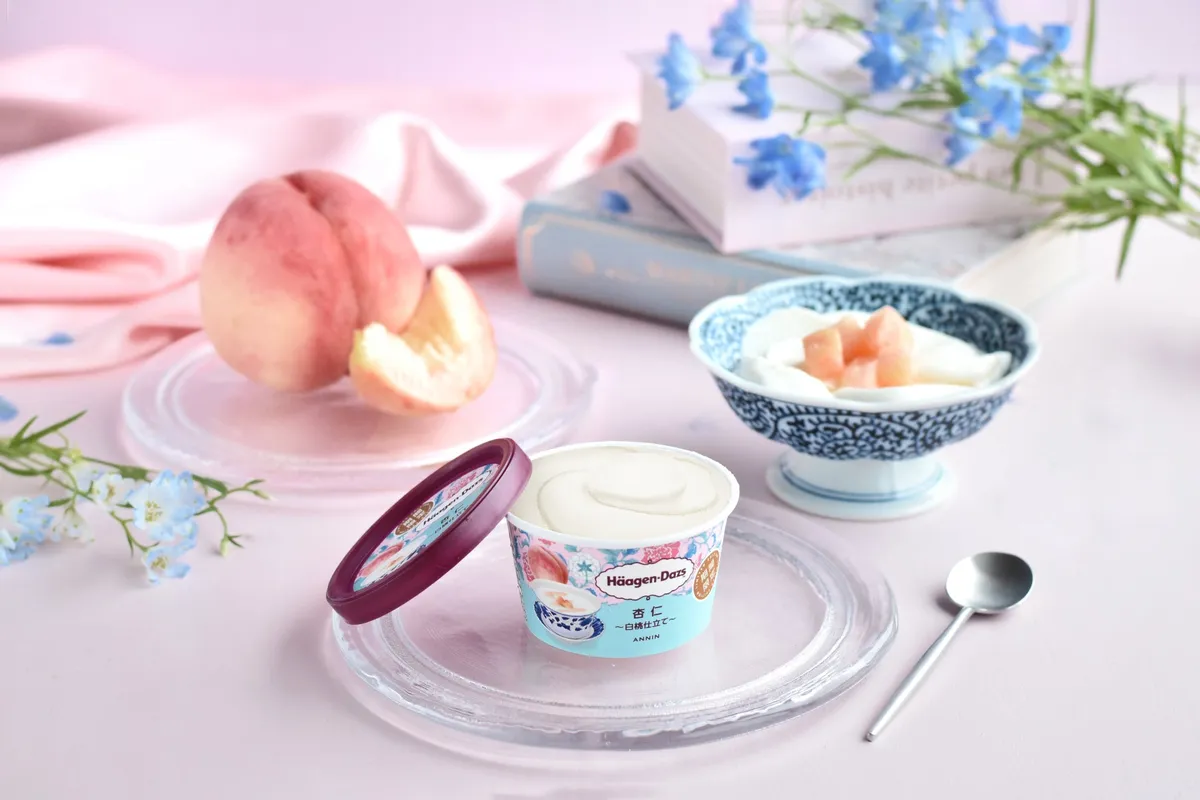 ハーゲンダッツ ミニカップ「杏仁~白桃仕立て~」の商品パッケージと瑞々しい白桃