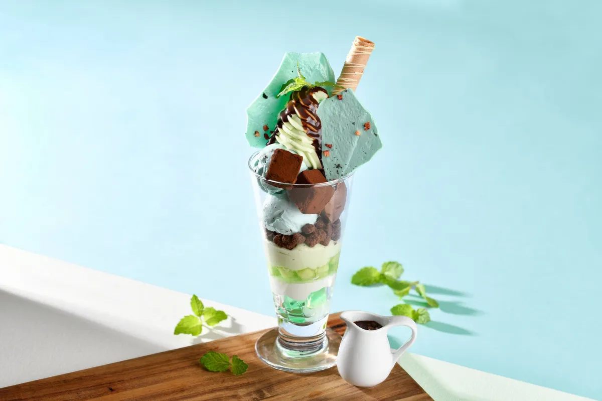 ミントグリーンが美しいチョコミントパフェ