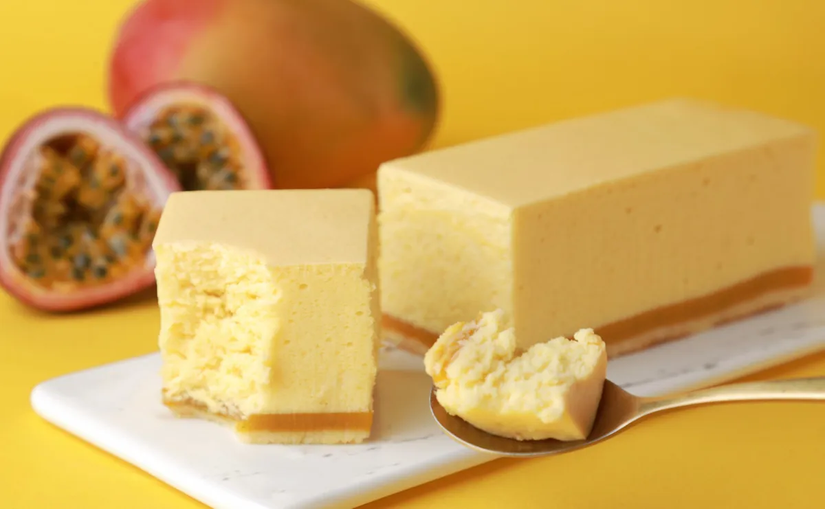 幻のトロピカルチーズケーキ。断面からとろける食感が伝わります。