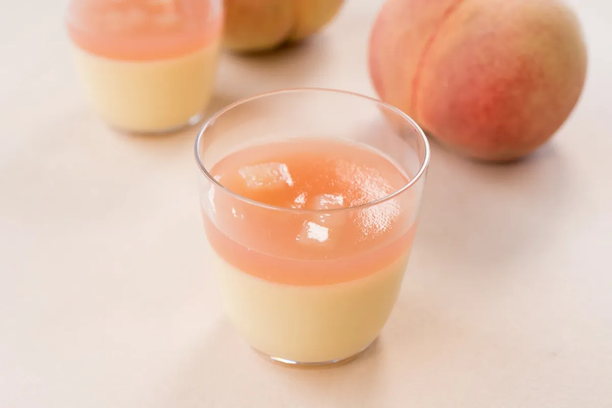 白桃ゼリーとチーズプリンの美しい2層仕立て