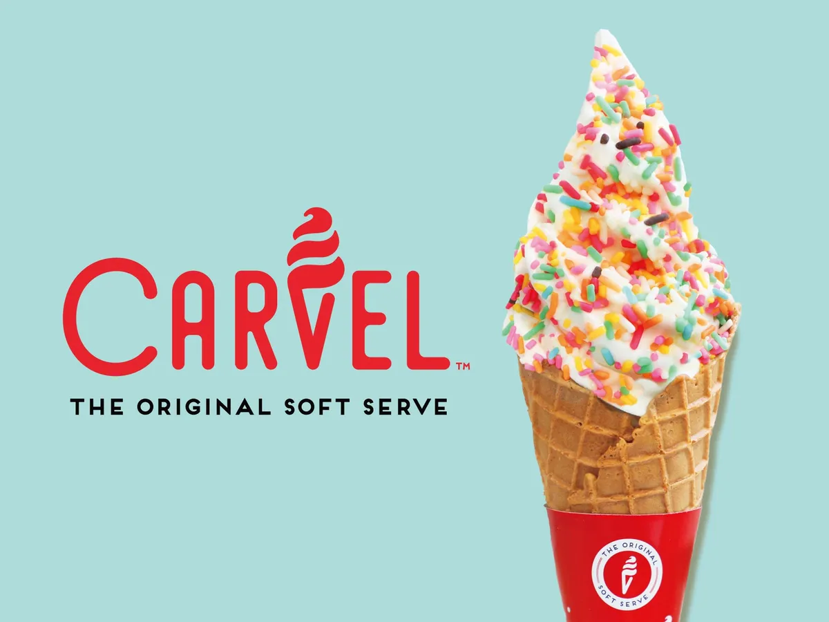 カラフルなチョコスプレーが魅力的なCARVELのソフトクリーム