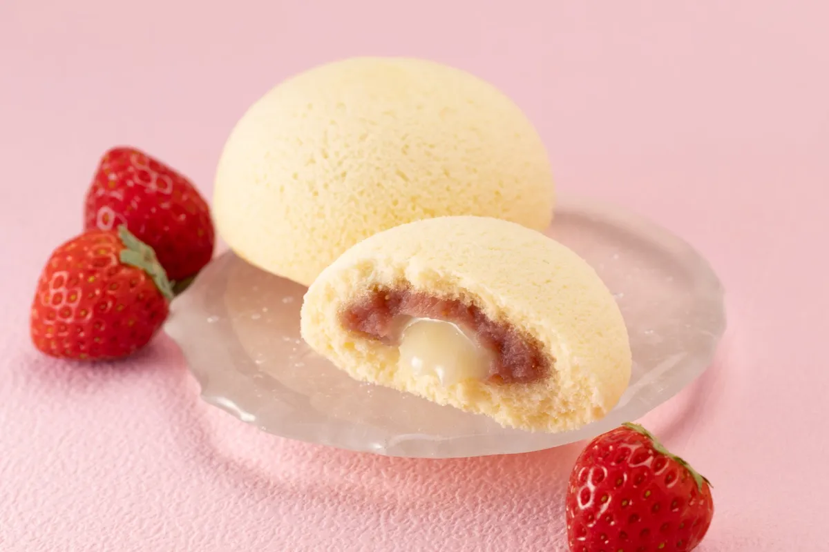 あまおう苺のムーンケーキの断面。とろりとしたクリームが覗く。