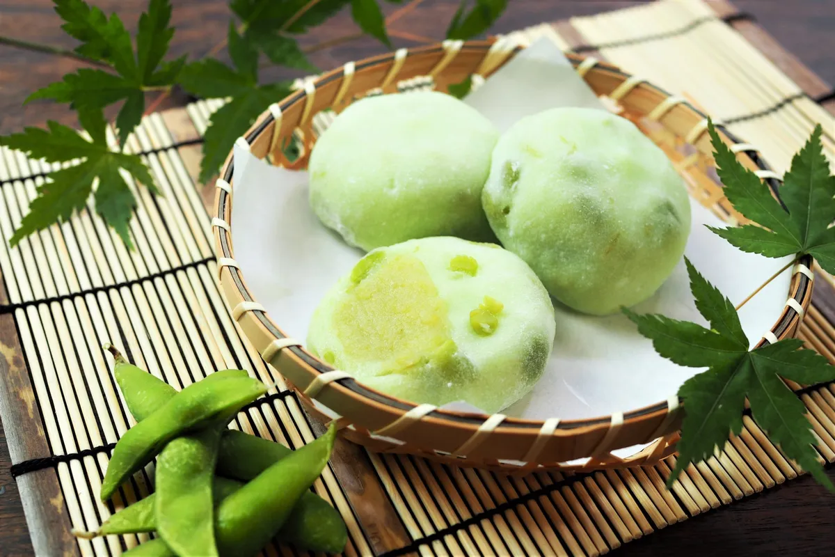 お亀堂のずんだ大福。鮮やかな緑色の餡と枝豆が練り込まれた生地が特徴