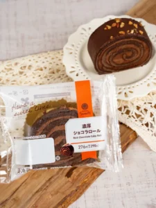 ファミマの大人気「濃厚ショコラロール」が値下げ!税込298円&片手で食べられる新仕様で登場