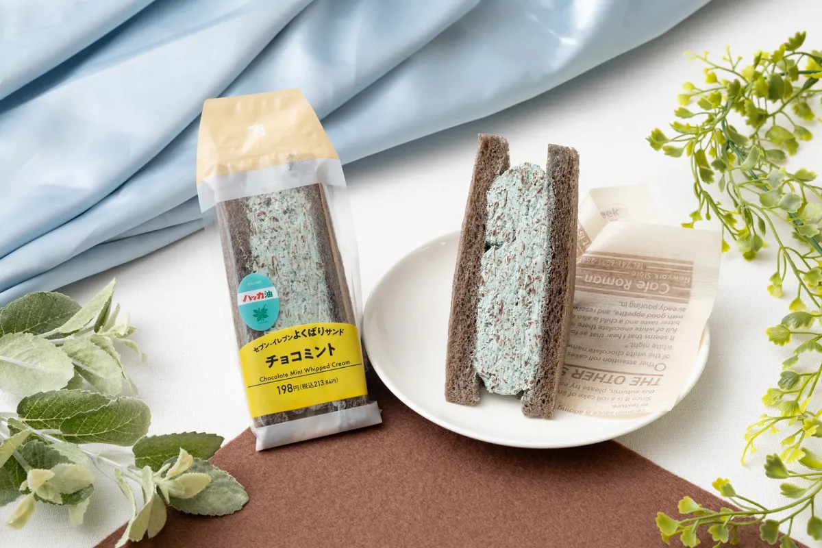 お皿に盛り付けられたチョコミントサンドとパッケージの様子