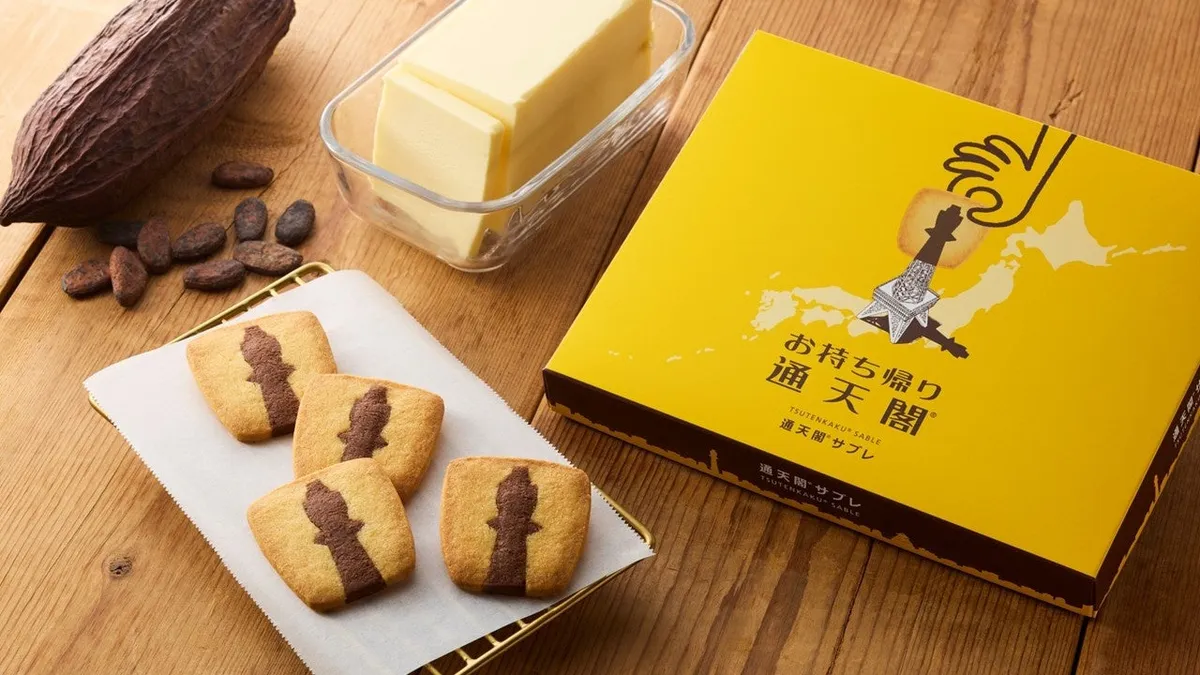 バターとココアポッドが添えられた通天閣サブレと黄色いパッケージ