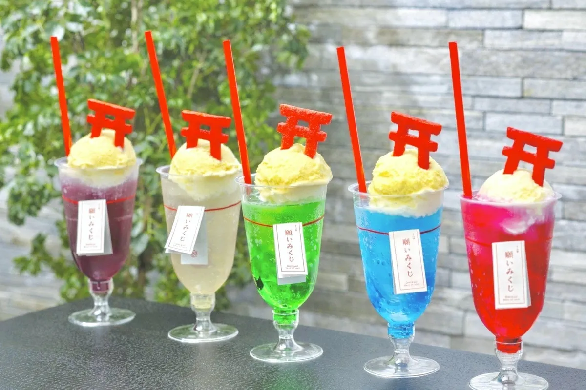 5色のカラフルなねがいごとクリームソーダが並ぶ様子