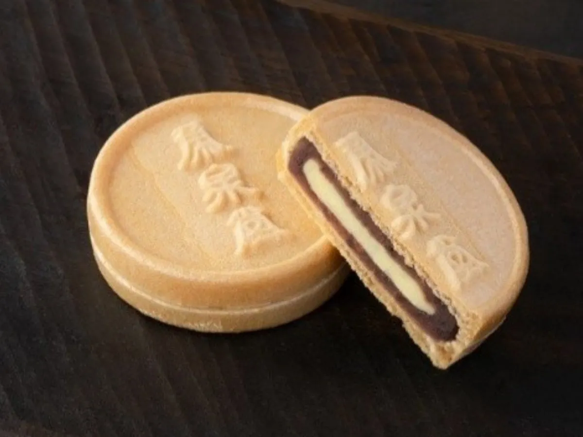 バターとあんこがぎっしり詰まったシーラカンス モナカの断面