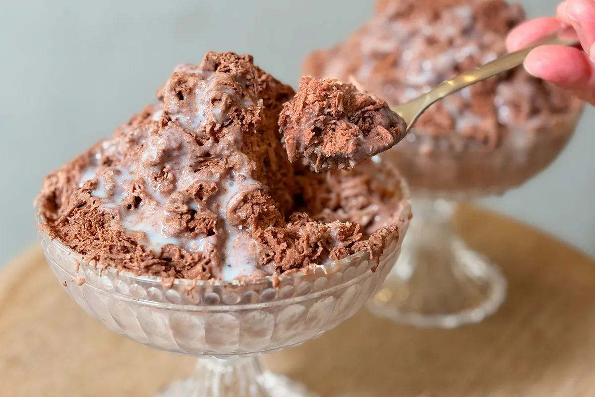 スプーンですくった、ふわふわで濃厚そうなチョコレートの氷。