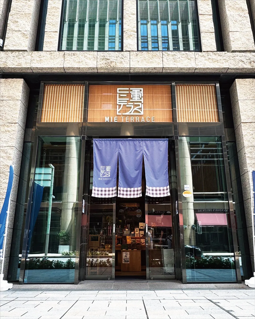 東京・日本橋にある三重テラスの外観