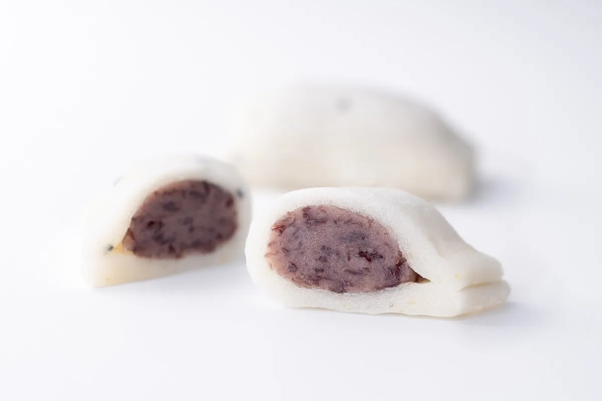 土用さわ餅の断面。たっぷりの粒あんが詰まっています
