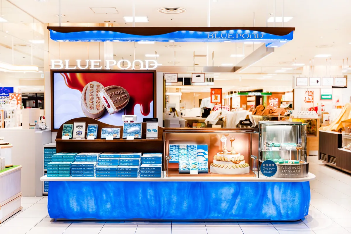 鮮やかなブルーが目を引くBLUE PONDの店舗外観
