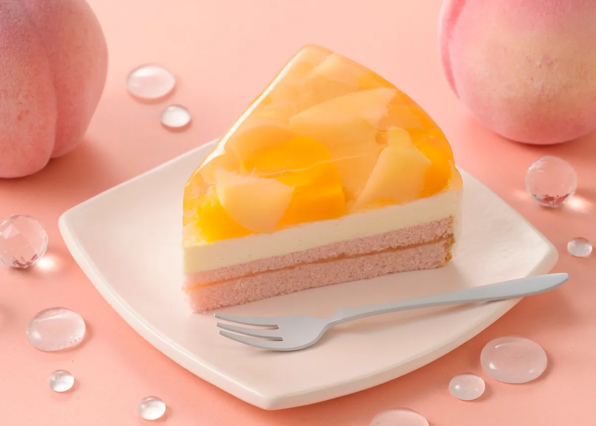 2種の桃が輝くゼリー仕立てのケーキ