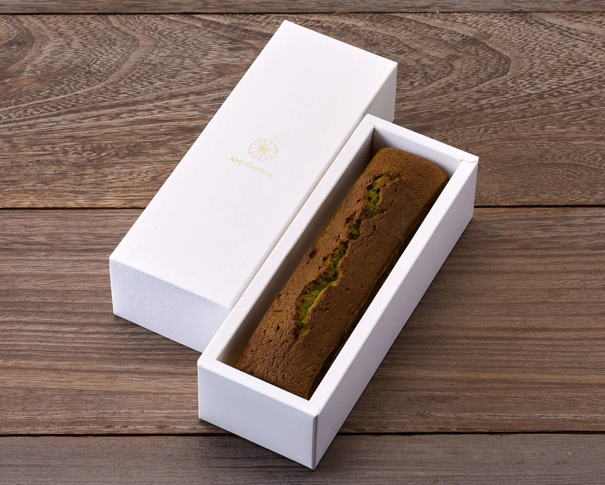 気品あふれる白い箱に入った一本のパウンドケーキ