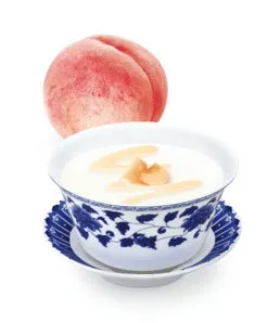 白桃ソースがとろりとあふれる杏仁アイスクリームのイメージ