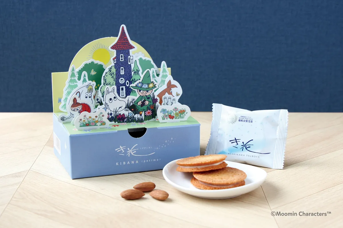 お皿に盛り付けられたき花と、ムーミンデザインのパッケージ商品一式