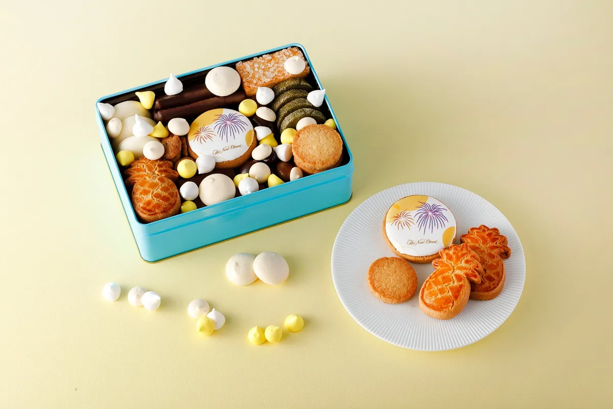 お皿に盛り付けられた花火とパイナップルのクッキー