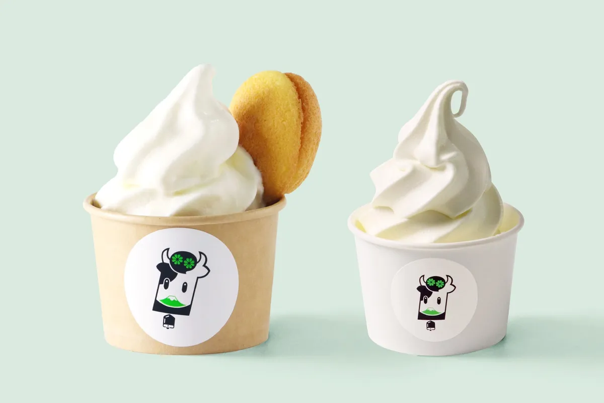 パンケーキサンドが添えられたレギュラーサイズとミニサイズのソフトクリーム