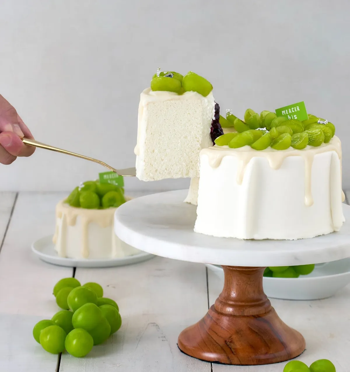 ふわふわのシフォン生地を持ち上げるゴールドのケーキサーバー