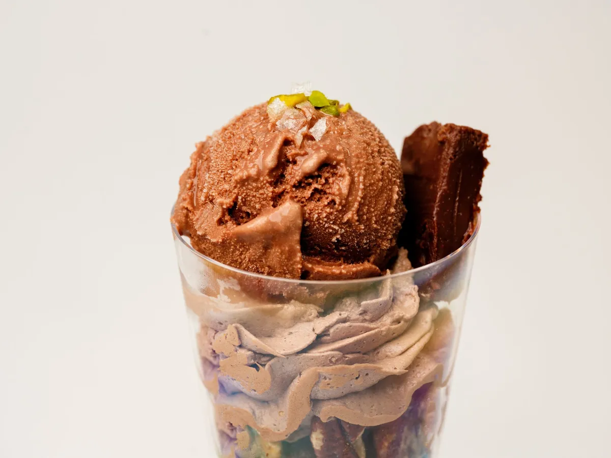 濃厚なチョコアイスとガトーショコラが乗ったパルフェのアップ