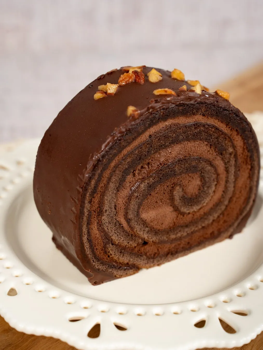 濃厚なチョココーティングとナッツがトッピングされたショコラロール