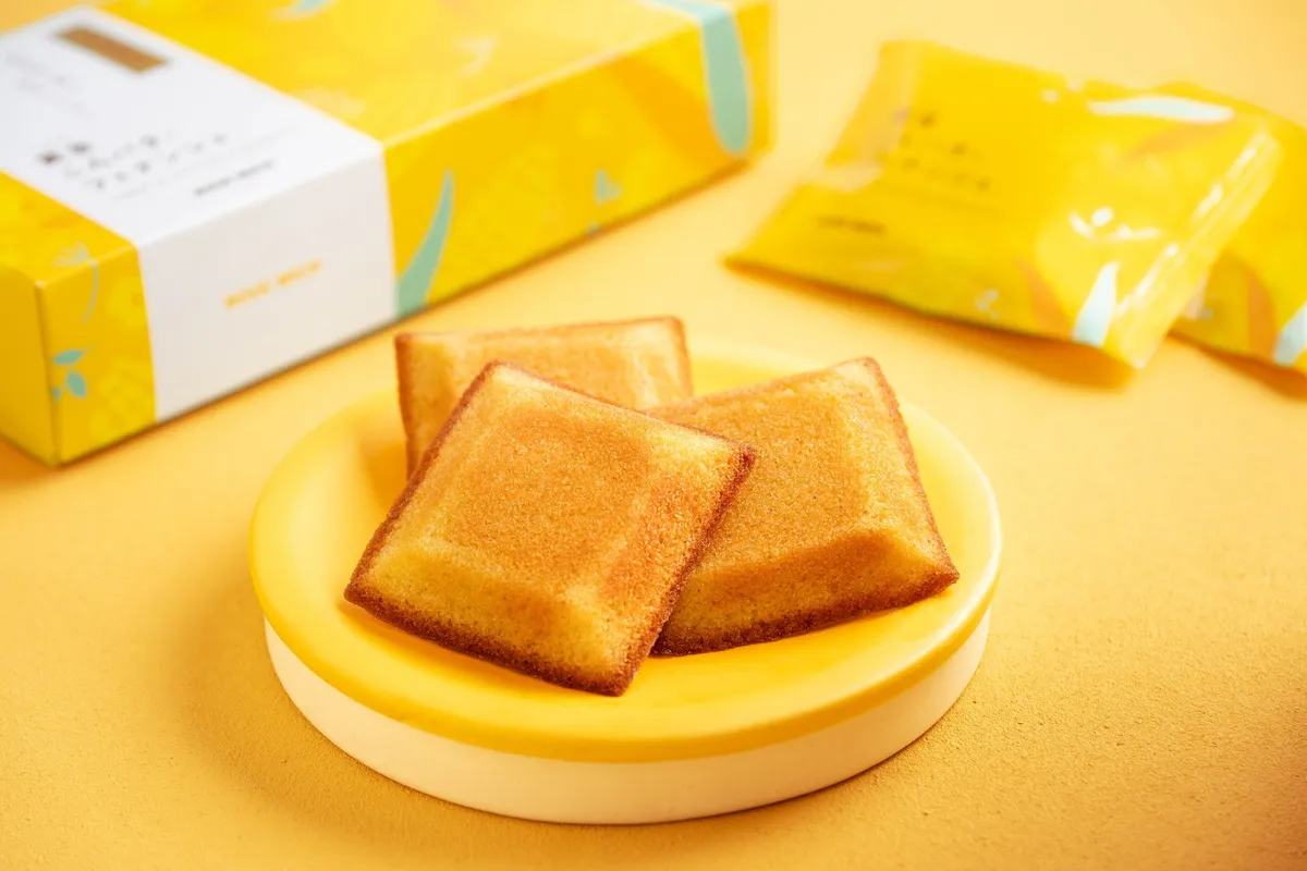 黄色いパッケージと個包装のフィナンシェ