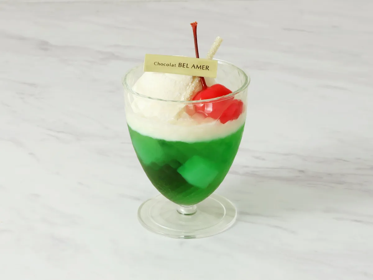 メロンソーダをイメージした鮮やかなグリーンのジュレデザート