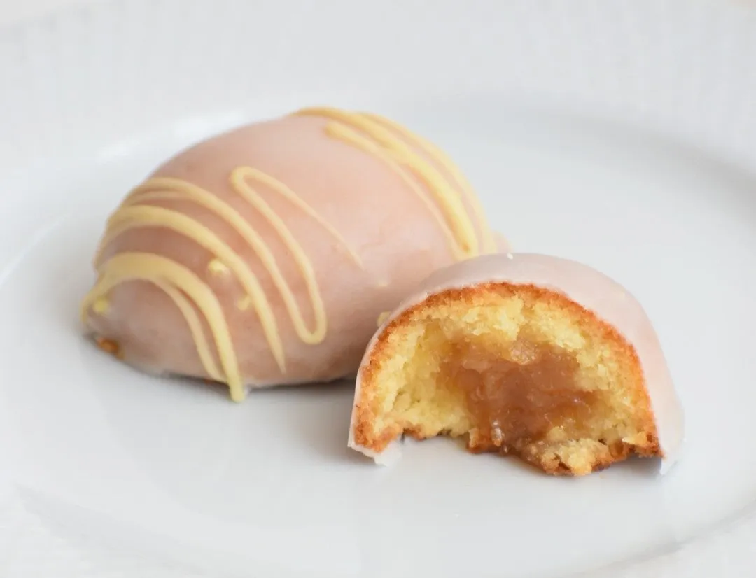 中にジャムが詰まったDRESSの特別なレモンケーキ