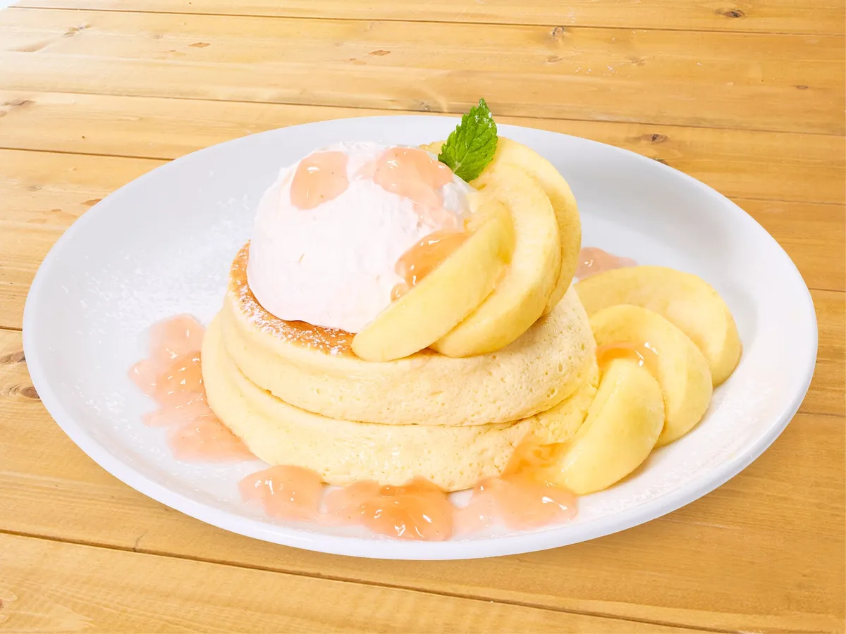 たっぷりの桃がのったリコッタパンケーキ