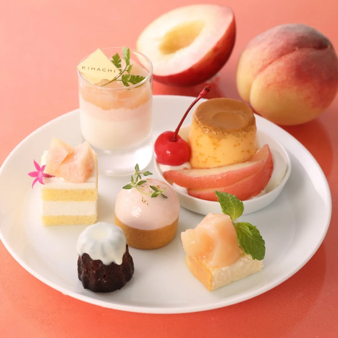 上段に並ぶ白桃のショートケーキやタルト