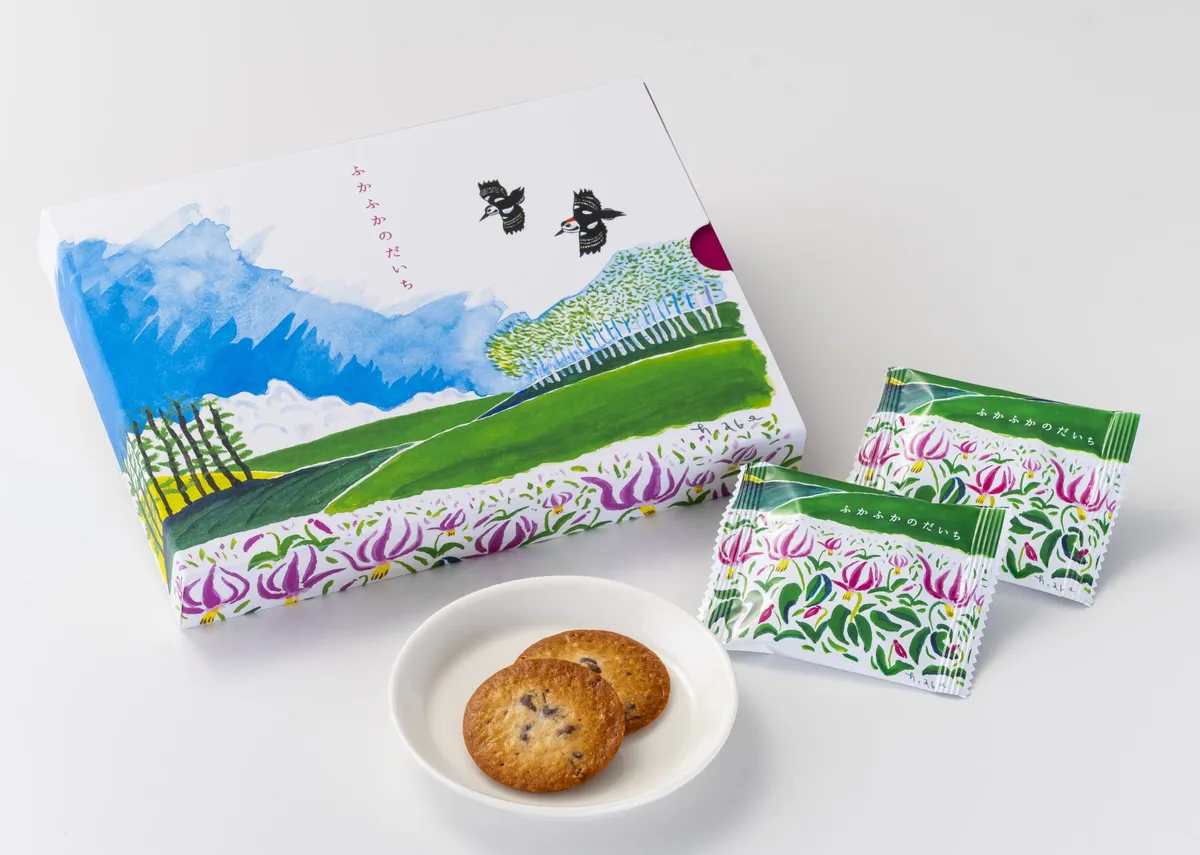 春の大地を描いた「ふかふかのだいち」のパッケージとクッキー