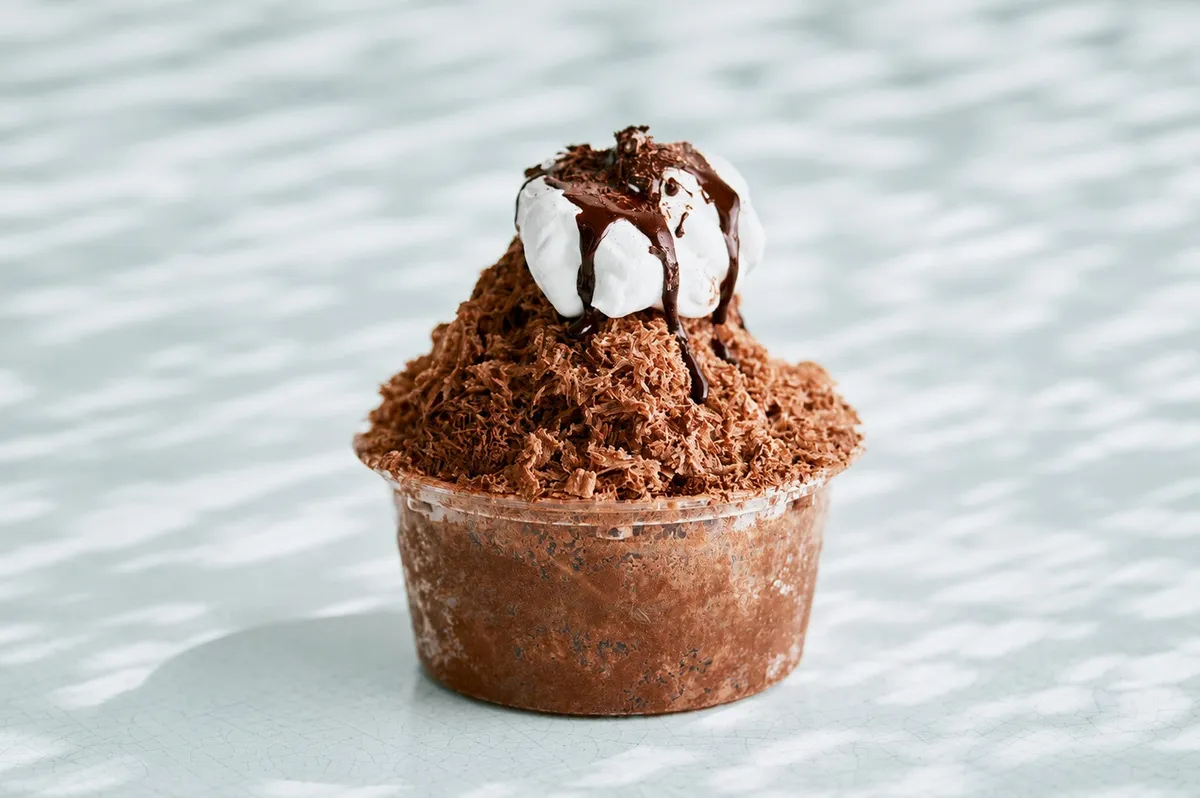 ふわふわに削られたチョコレート氷に真っ白なクリームとソースがかかったかき氷