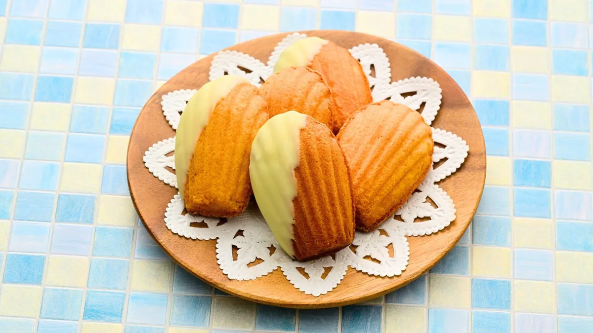 ホワイトチョコをコーティングした檸檬マドレーヌ